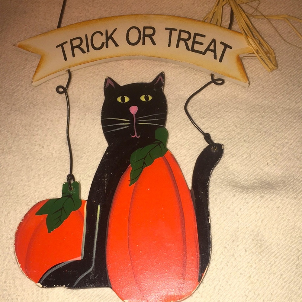 Vintage-Style Trick or Treat Hanging Wood Sign - Cat & Pumpkins Design - Picture 2 of 12